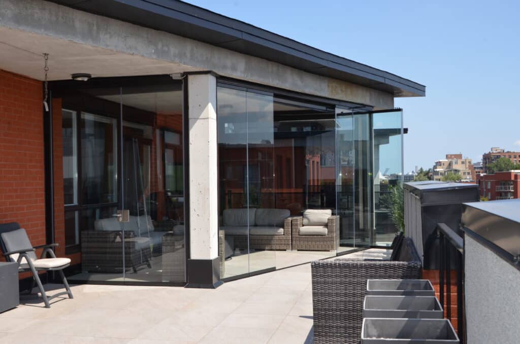 porte et fenêtre en verre