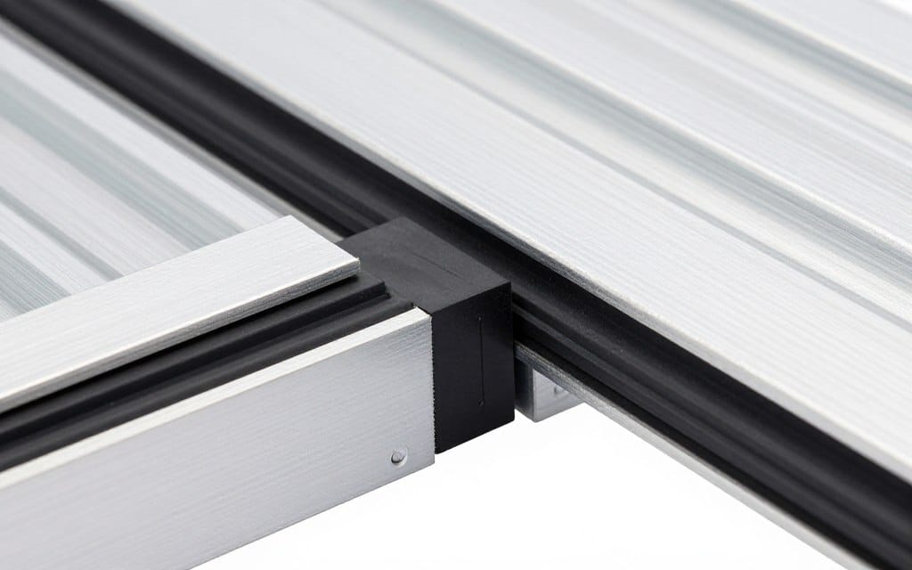 Détail du système d'étanchéité entre les lames d'une pergola bioclimatique